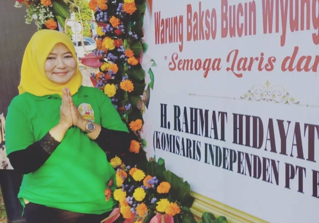 Cindy Sumini, pemilik kedai bakso Bucin Wiyungan di Jl Raya Wiyung 117, Surabaya Barat. foto: ayo jatim