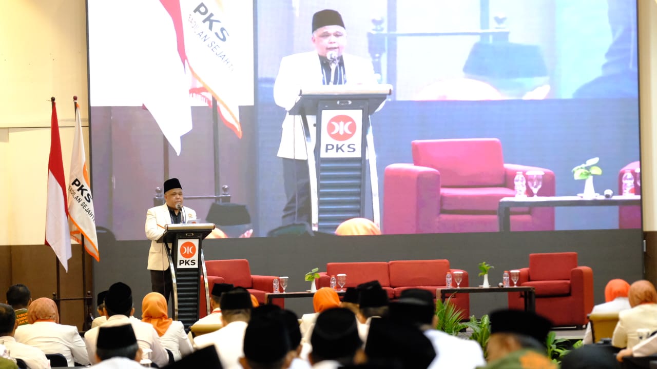 H. Irwan Setiawan, Ketua DPW PKS Jatim memberi sambutan saat Konsolidasi Anggota Legislatif PKS se Jawa Timur. foto: PKS Jatim/FJN.