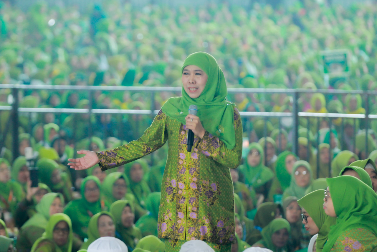 Khofifah dalam acara Sholawat bersama Habib Syech Bin Abdul Qodir Assegaf di Jatim Expo Surabaya. foto: KIP/FJN
