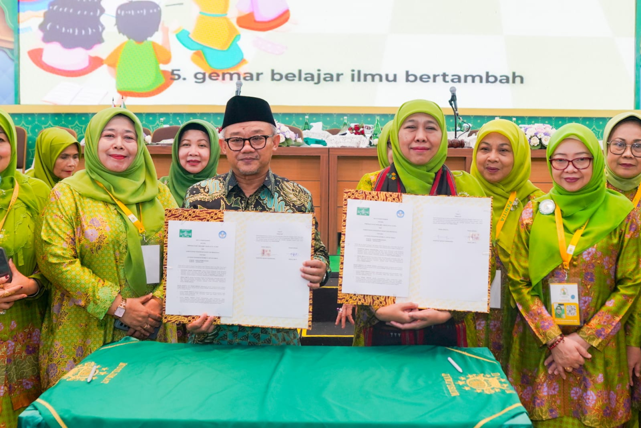 Penandatanganan MoU dilakukan oleh Menteri Dikdasmen Prof. Dr. Abdul Mu'ti bersama Ketua Umum PP Muslimat NU, Khofifah Indar Parawansa. foto: KIP/FJN
