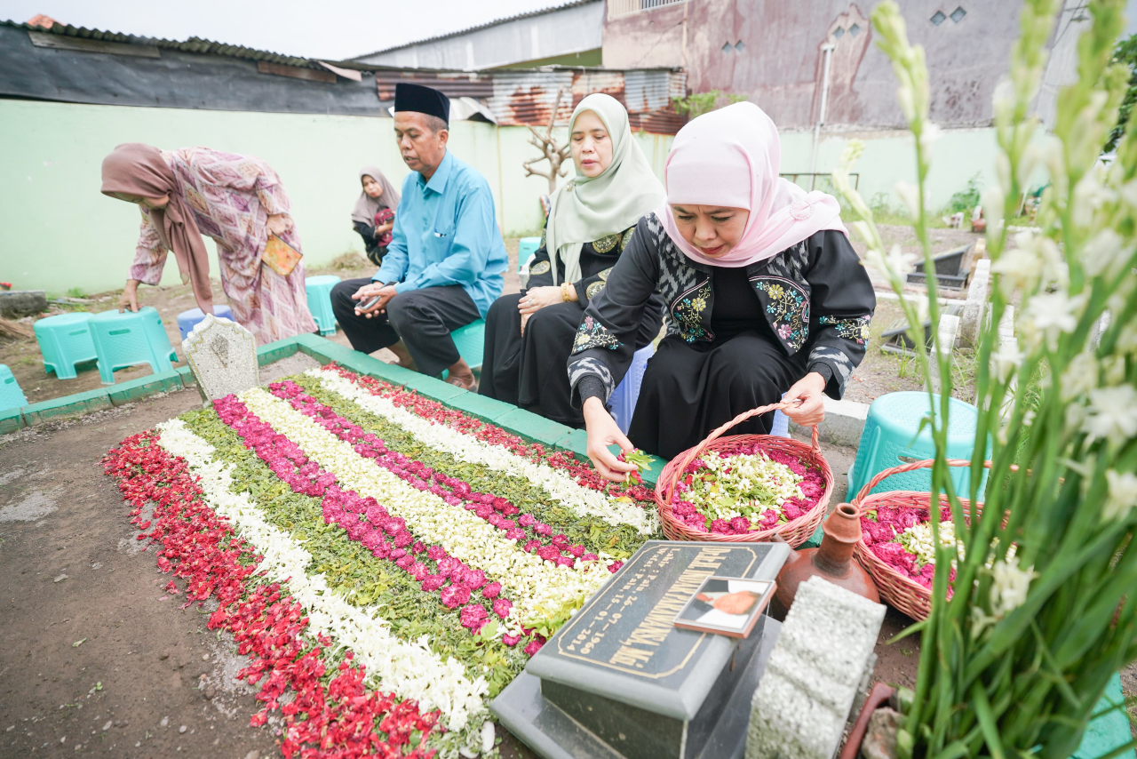 Khofifah Indar Parawansa ziarah ke makam suami dan orang tua di makam umum kawasan Wonocolo. foto: KIP/FJN