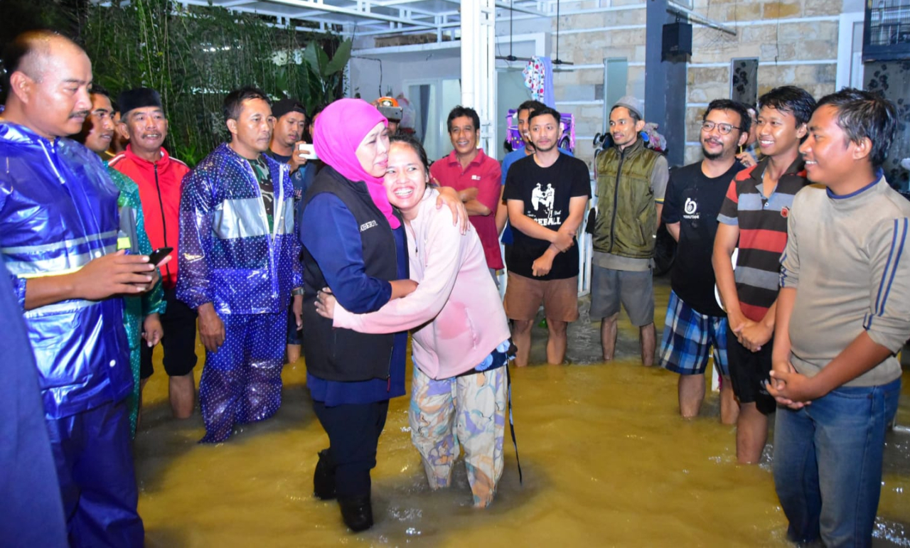 Gubernur Khofifah saat menyambangi korban banjir beberapa waktu lalu. foto: KIP/FJN