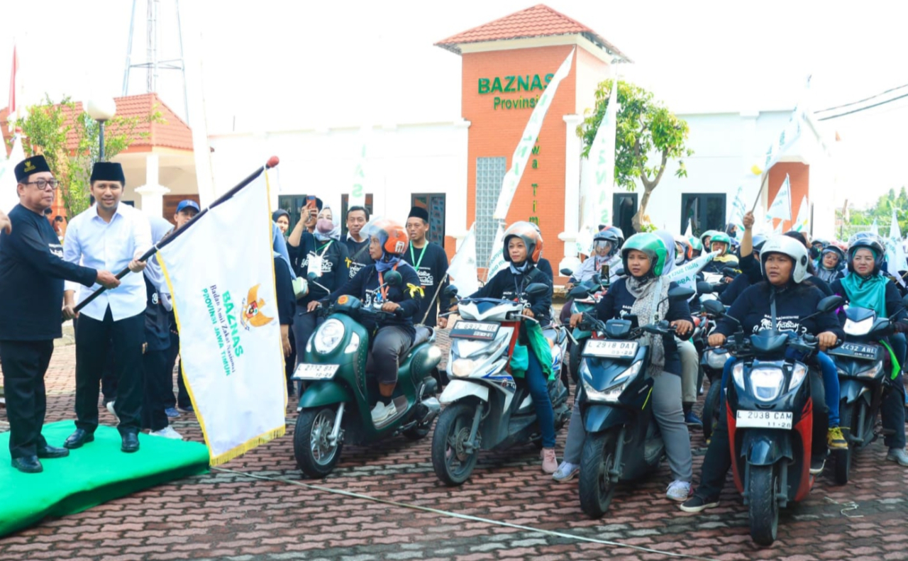 Wagub Emil bersama Ketua Baznas Jatim, Prof. KH. Ali Maschan Moesa melepas Tarhib Ramadhan 1446 H di Gedung Islamic Center, Surabaya. foto: humpro/AJ.