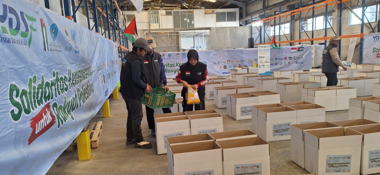 YDSF dan Masjid Jogokariyan Jogja Salurkan Langsung Winter Kit untuk Pengungsi Palestina