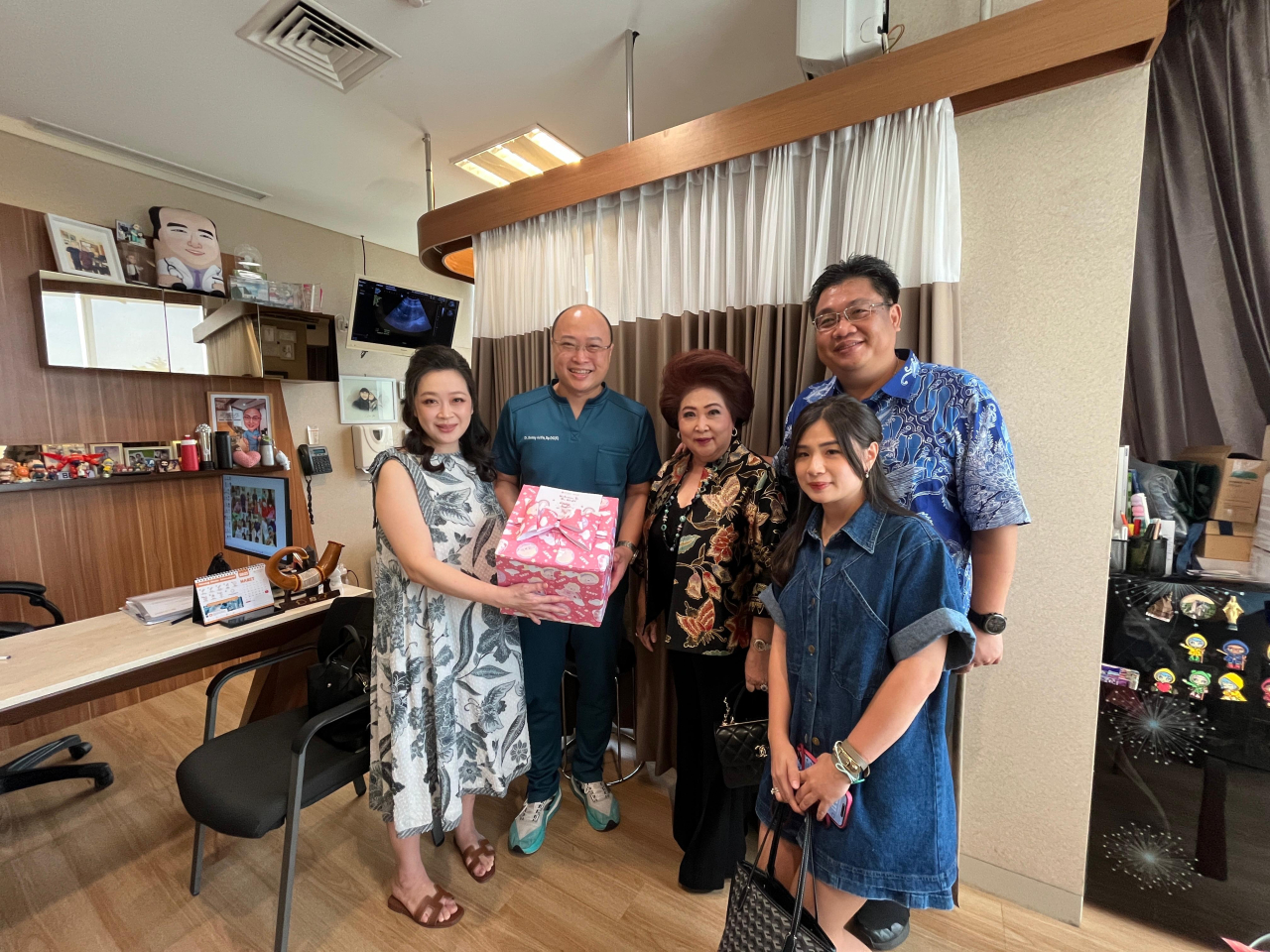 Ellislie dan suami  bersama dengan dr. Benny di Morula IVF Surabaya. Foto/Ayojatim
