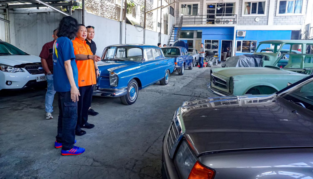 Bambang Soesatyo, ke bengkel restorasi kendaraan klasik Retouch Pro di Bandung, Selasa (25/2/25). Foto/AyoJatim