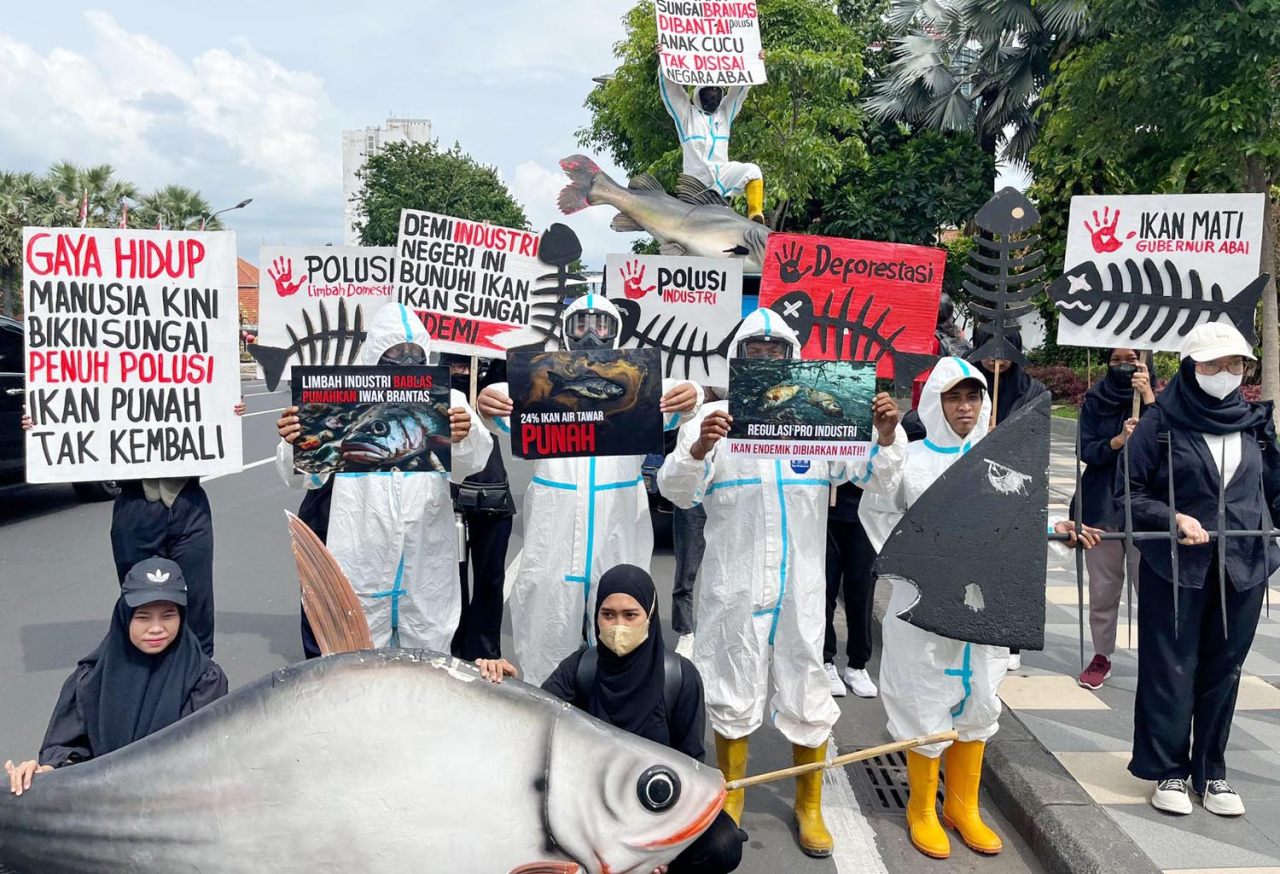 Para aktivis membawa bangkai ikan keliling Surabaya sebagai bentuk protes atas ketidakpedulian pemerintah terhadap pencemaran sungai. Foto/KOPIPA