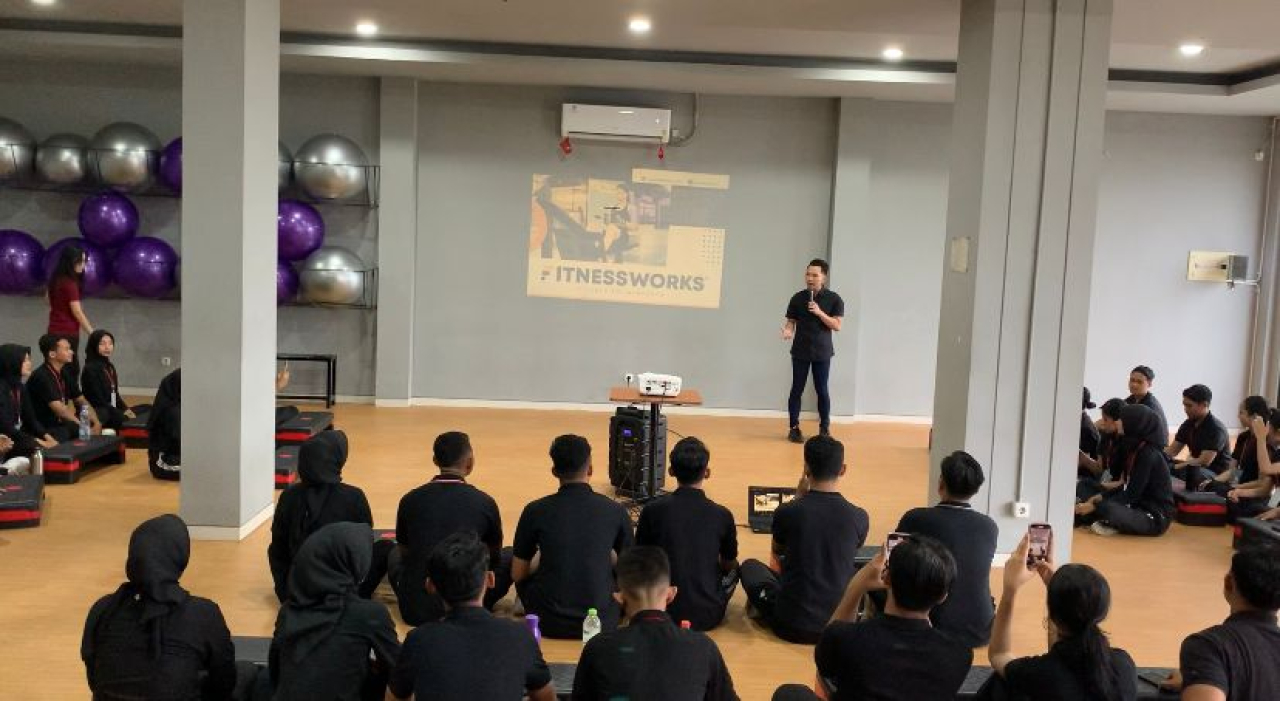 Para finalis mengikuti sesi talkshow kesehatan yang membahas kondisi metabolisme tubuh. Foto/AyoJatim