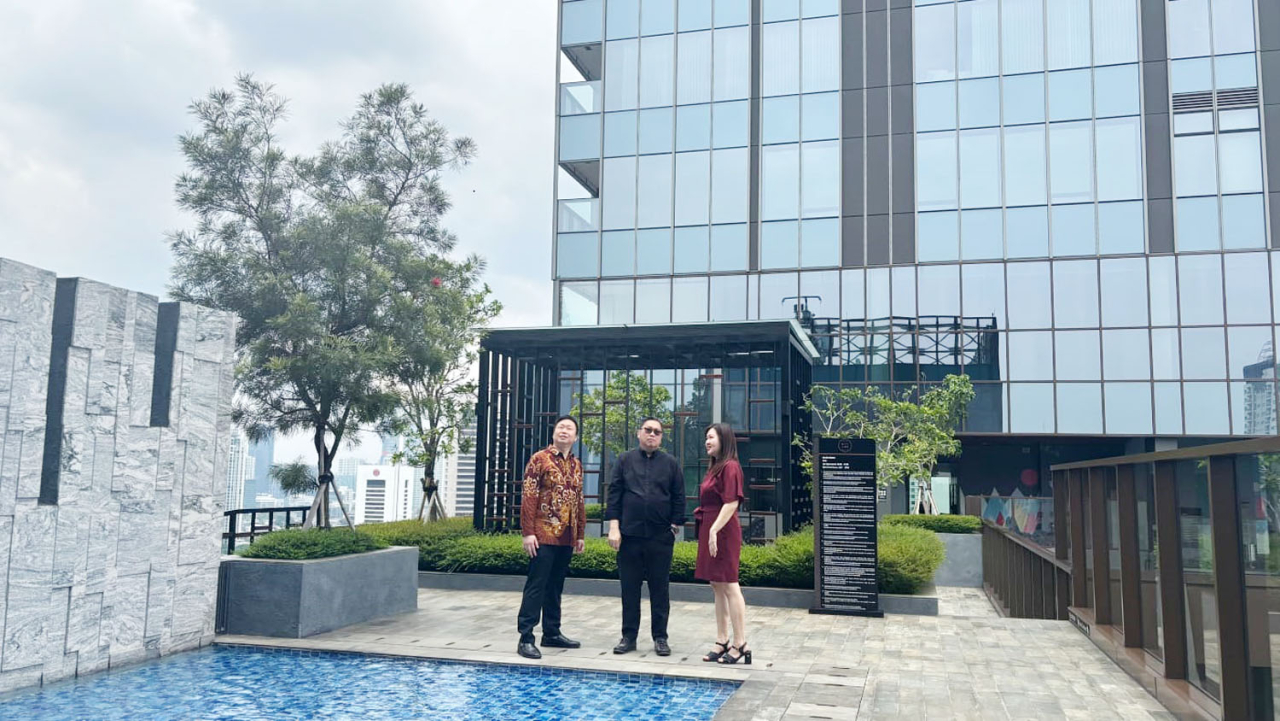 Dari kiri, Corporate Marketing Manager PT Intiland Development Tbk Jap Sui Tjong, Project Director Fifty Seven Promenade Trijas Hwe, dan Marketing Manager Fifty Seven Promenade Liana Lee memantau kelengkapan fasilitas sky garden Apartemen Fifty Seven Prom