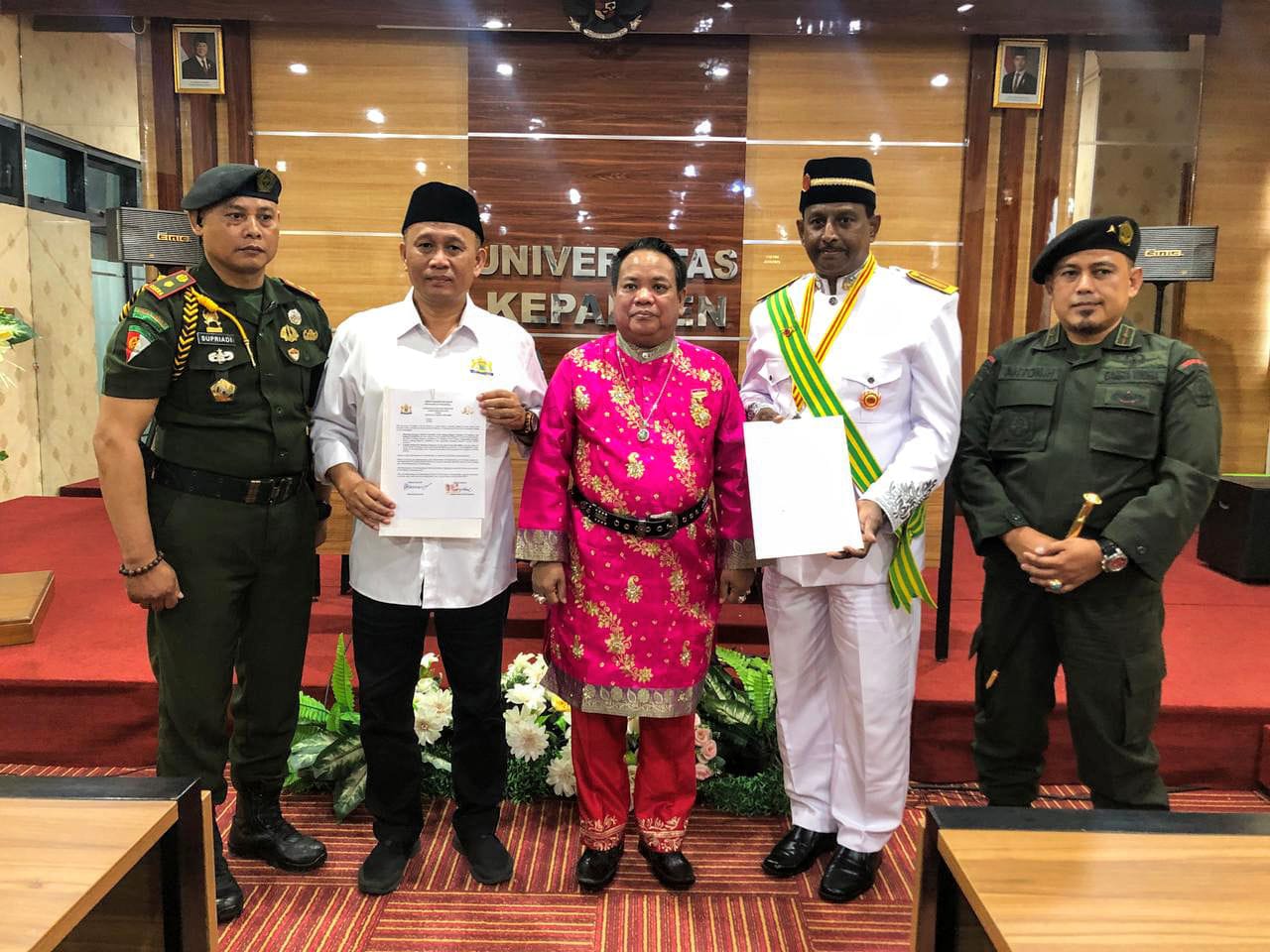 Penandatanganan kesepakatan antara Kadin Kabupaten Malang dengan Arus Jaya Group Sdn Bhd dari Johor, Malaysia Jumat (21/2/2025). Foto/Ayojatim