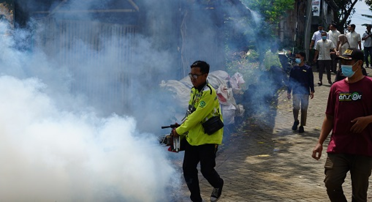 Kokoon Hotel Banyuwangi Gelar CSR Fogging di Pemukiman Warga Sekitar Hotel