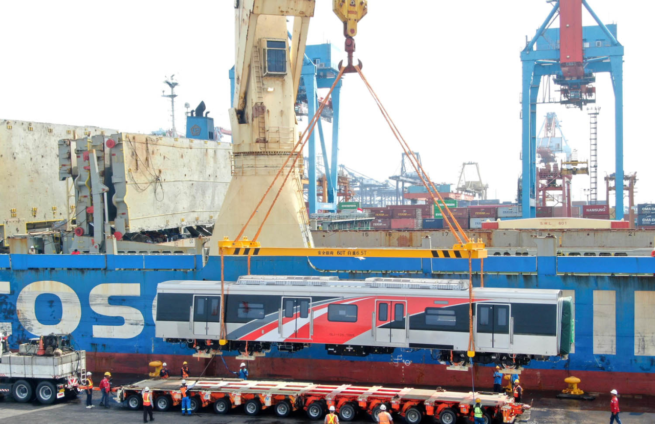 Pelindo Group Dukung Transportasi Publik, Sukses Bongkar Muat Trainset KRL Impor di Tanjung Priok