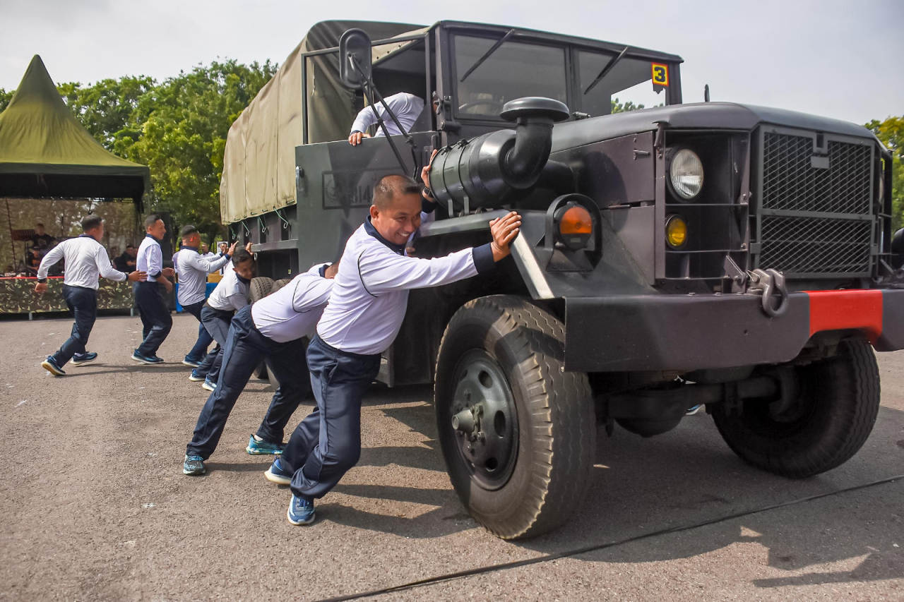 Keseruan lomba mendorong truk Reo, di Kesatrian Marinir R. Suhadi Gedangan, Sidoarjo, Jawa Timur, Selasa (4/2/2025). Foto/Dispen Kormar
