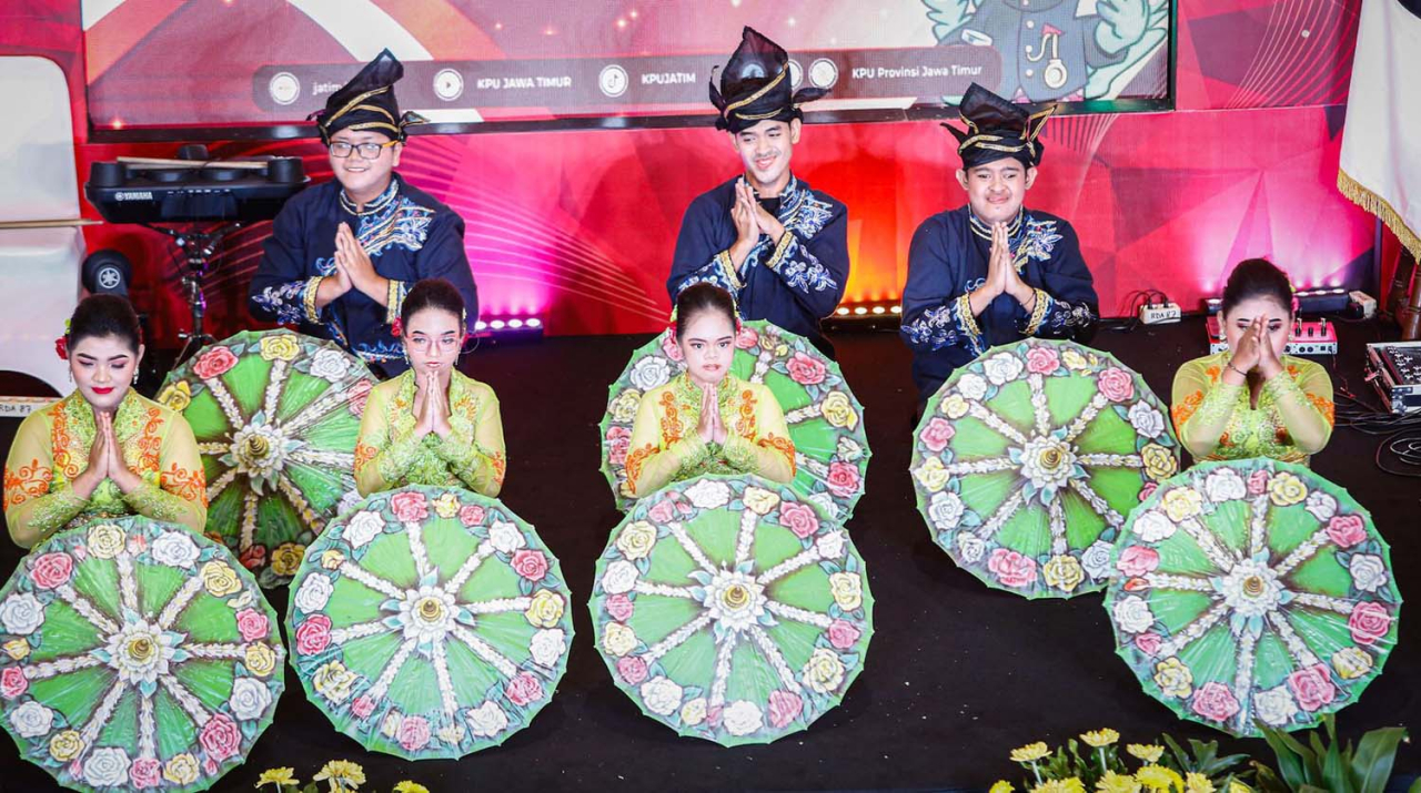 Penampilan tari "Silih Asih" oleh Sanggar Mulyo Joyo Enterprise, yang menampilkan para penari disabilitas. Foto/PFI Surabaya