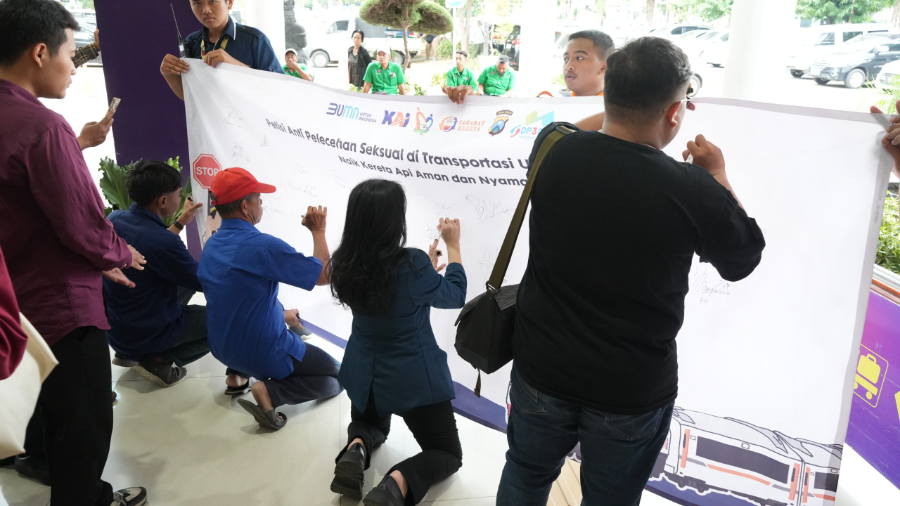 Penumpang menandatangani petisi Anti Pelecehan dan Kekerasan Seksual. Foto/Humas KAI