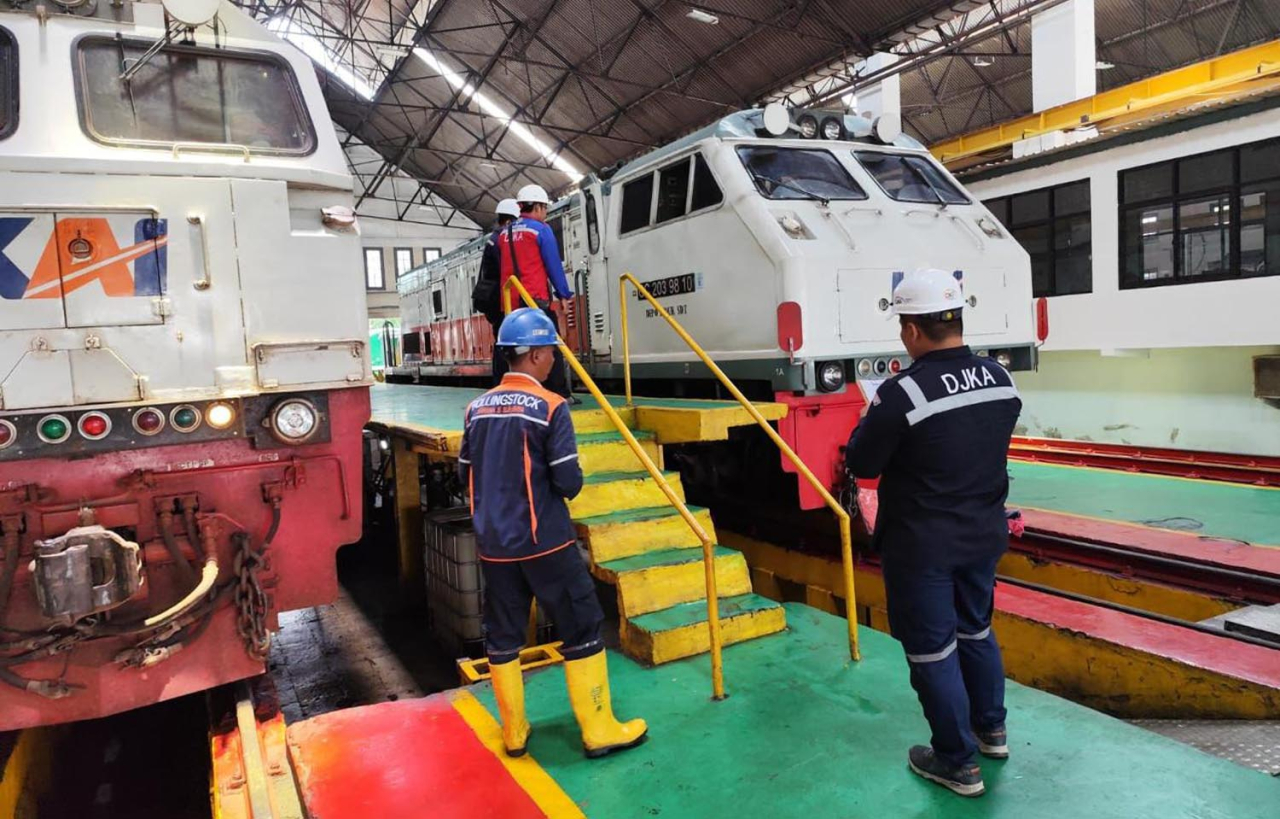 Tim BTP Kelas 1 Surabaya memeriksa 58 unit lokomotif dan 477 unit kereta, serta melakukan inspeksi di tujuh stasiun utama di wilayah Daop 8 Surabaya. Foto/Humas KAI
