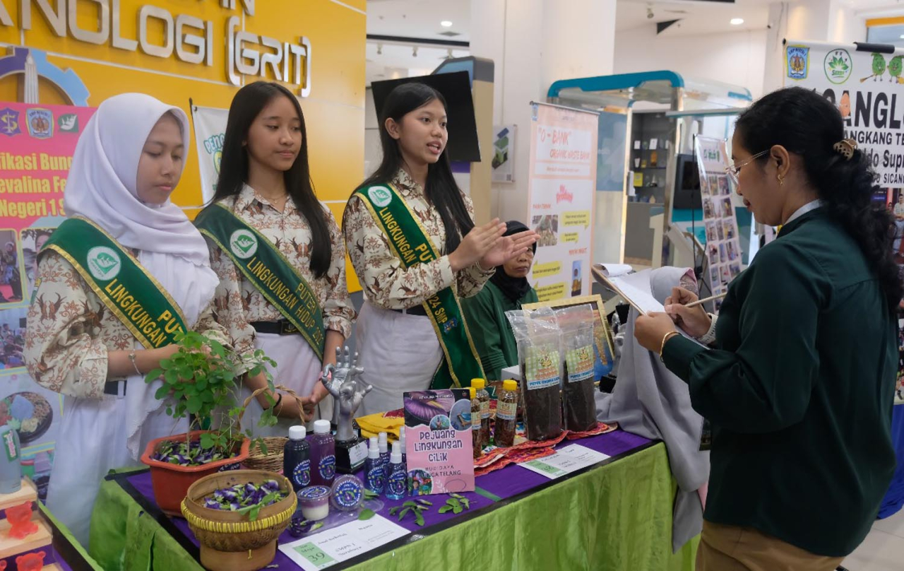 Puteri Lingkungan Hidup dari SMPN 1 Surabaya saat menjelaskan produk inovasi dalam gelaran Lomba dan Pameran Aksi Ramah Lingkungan di GRIT ITS. Foto/Humas ITS