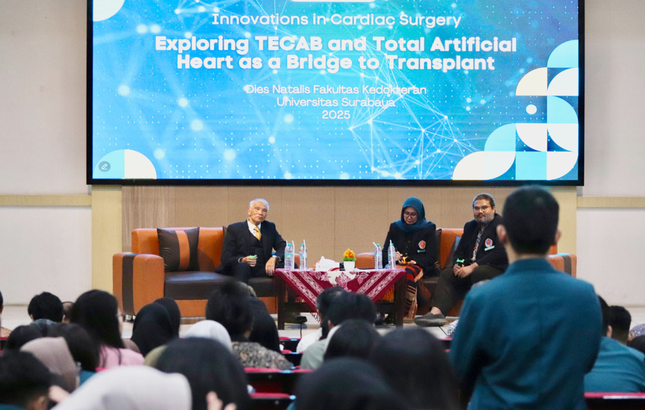 Prof Susilo Andi Widjaja, MD FETCS saat berinteraksi dengan mahasiswa pada kuliah umum di FK Ubaya, Selasa (18/02). Foto/Humas Ubaya