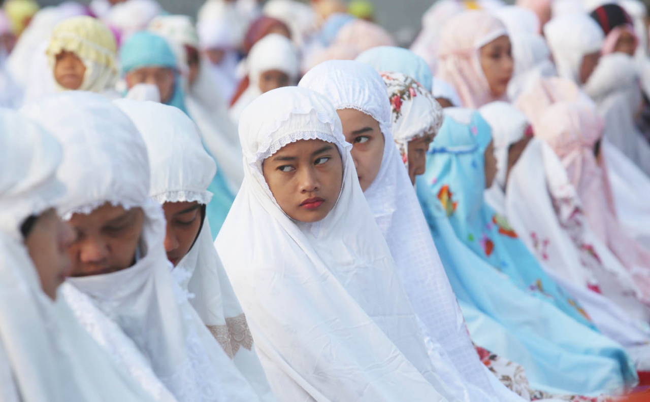 Sejumah wanita mengikuti sholat berjamaah di Surabaya. Foto/Alim Perdana