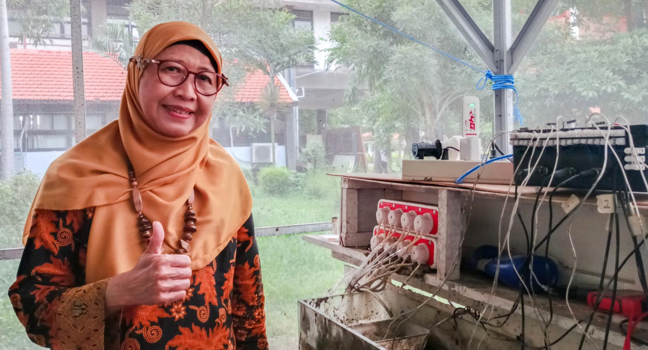 Prof Dr Ir Sri Rachmania Juliastuti MEng menunjukkan inovasinya menggunakan teknologi microbial fuel cell (MFC). Foto/Humas ITS