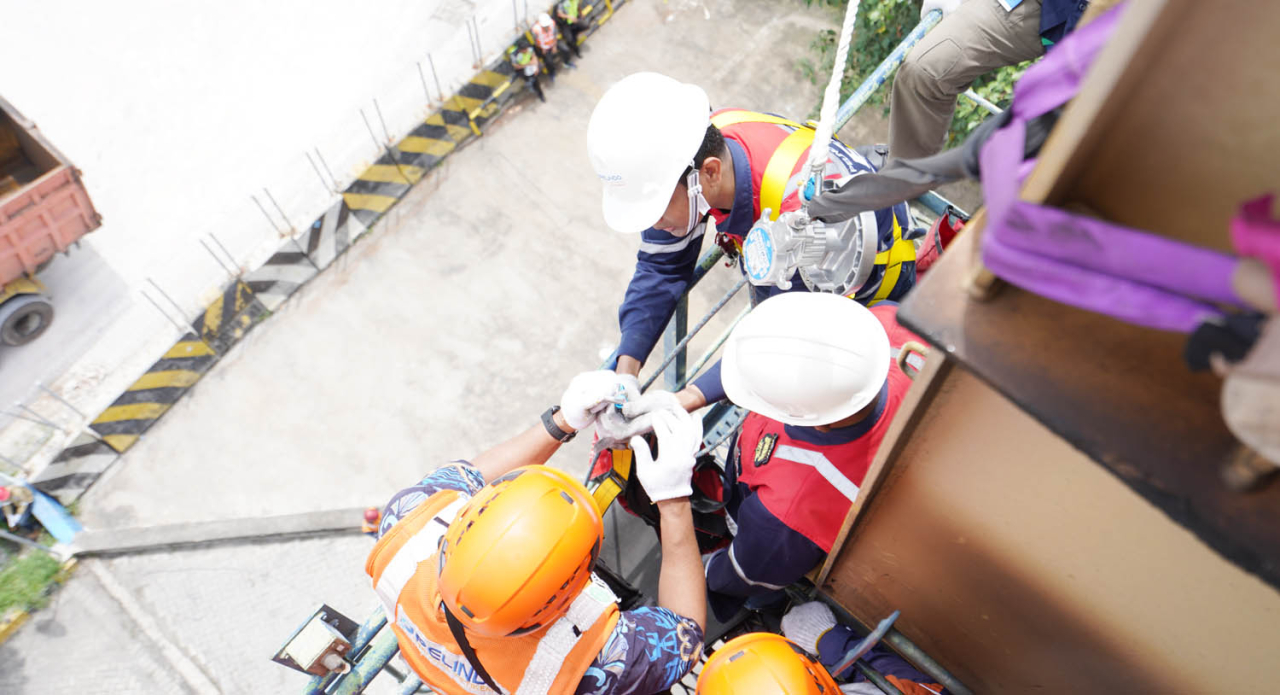 Tim Vertical Rescue mengikuti latihan evakuasi pekerja yang bekerja di ketinggian. Foto/Humas Pelindo