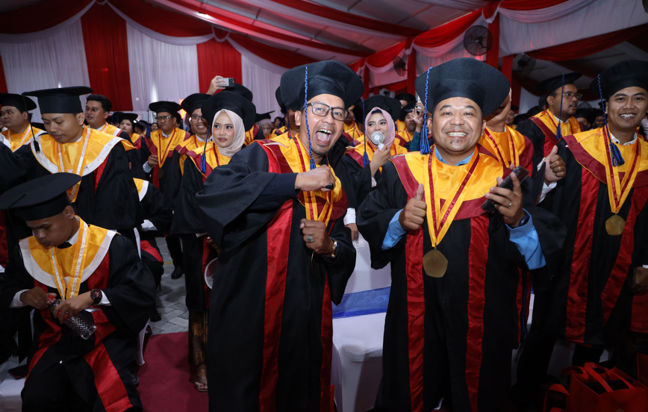Sebanyak 1.520 mahasiswa resmi menyandang gelar sarjana, master, dan doktor, siap mengabdikan ilmu dan bersaing di dunia kerja. Foto/Humas Untag Surabaya