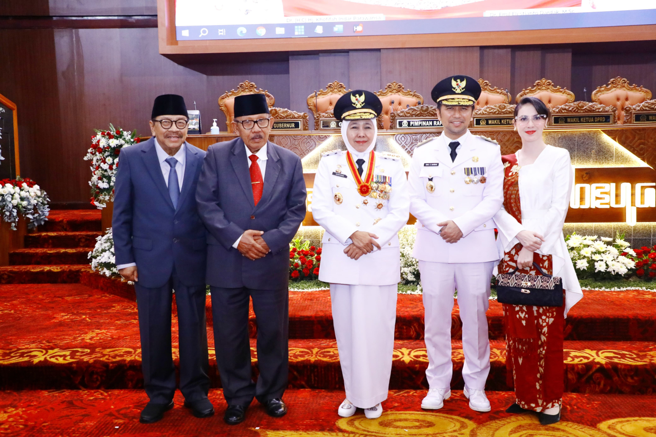 Gubernur Khofifah bersama mantan Gubernur Imam Utomo dan Pakde Karwo. foto: KIP/FJN.