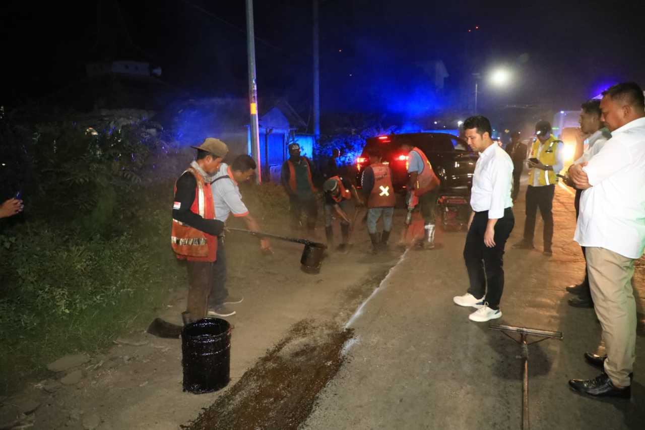 Mas Wagub Emil melakukan pengecekan jalan di sepanjang Jalan Nasional tepatnya di Ruas Probolinggo Situbondo di Banyuglugur, Situbondo. foto: humprov/ayojatim