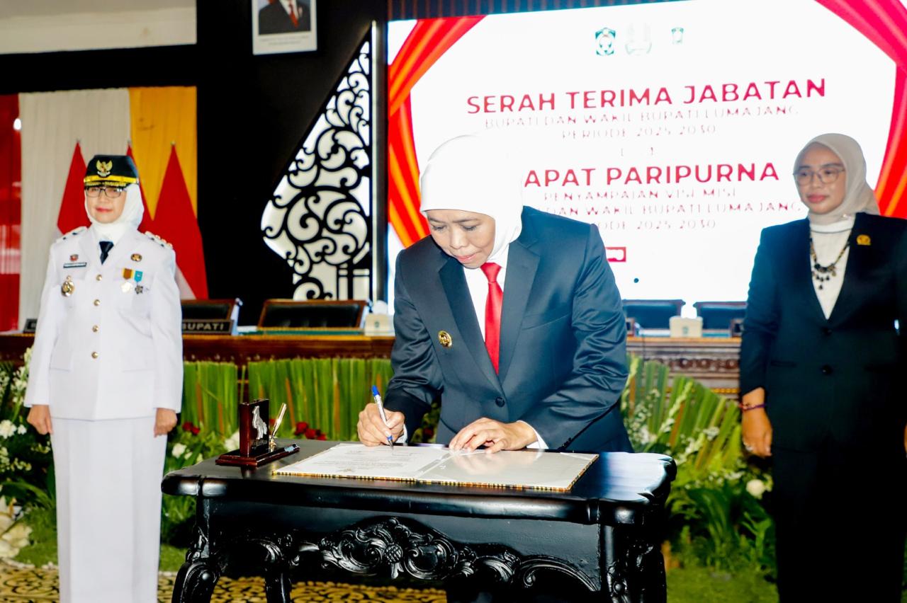 Gubernur Khofifah menandatangani berita acara Sertijab Bupati Lumajang terpilih Periode 2025-2030, Indah Amperawati. humprov/ayojatim