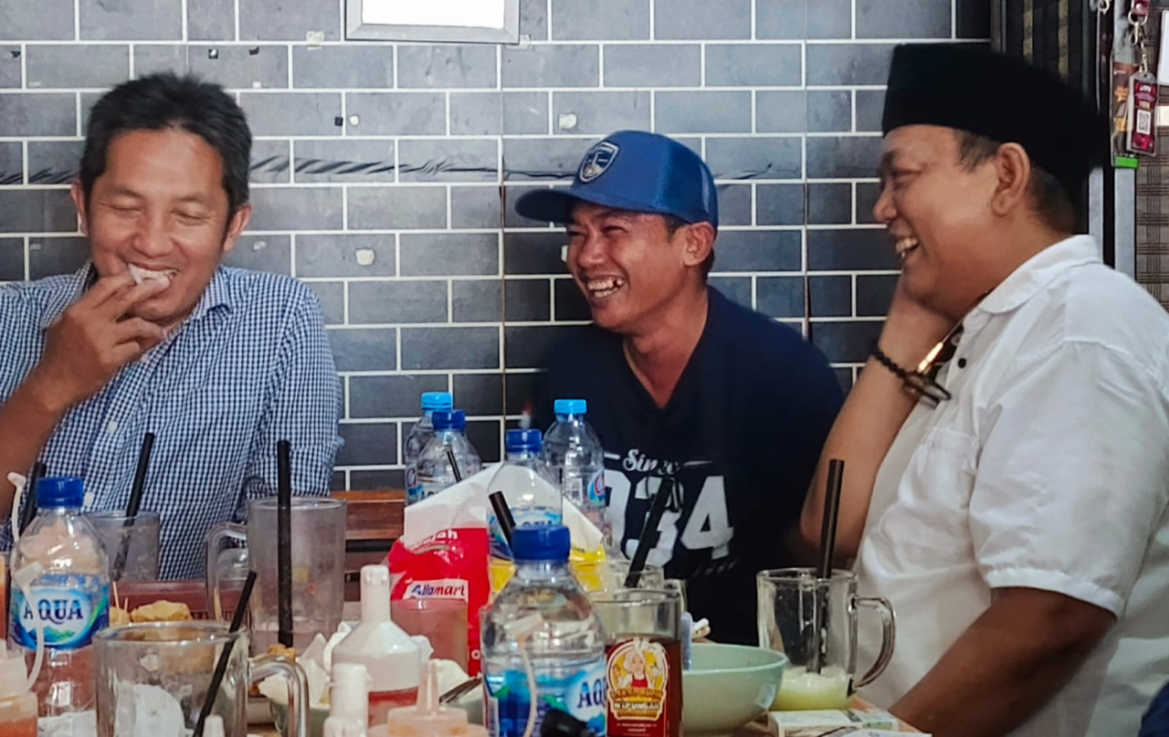 Deni Prasetya (tengah) diskusi gayeng dengan Ketua Umum GP Ansor, H. Addin Jauharudin, beberapa waktu lalu. foto: ayojatim