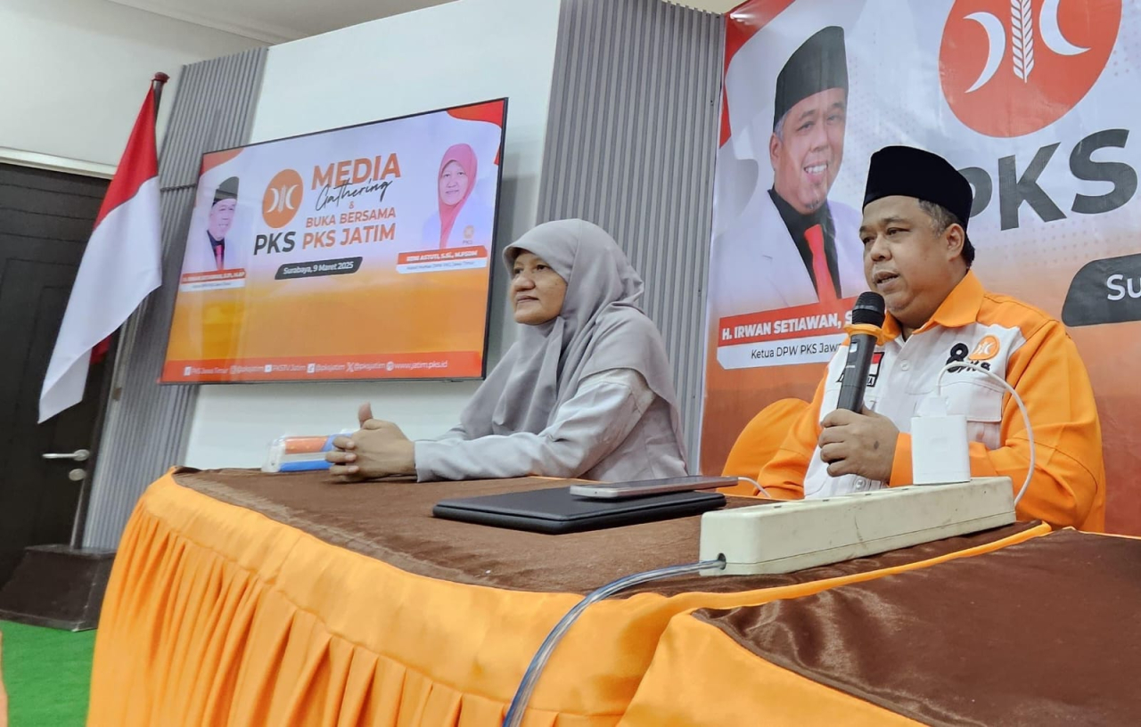 Ketua DPW PKS Jatim, H. Irwan Setiawan memaparkan sejumlah program unggulan PKS selama Ramadan dan Lebaran. foto: humas PKS/ayojatim