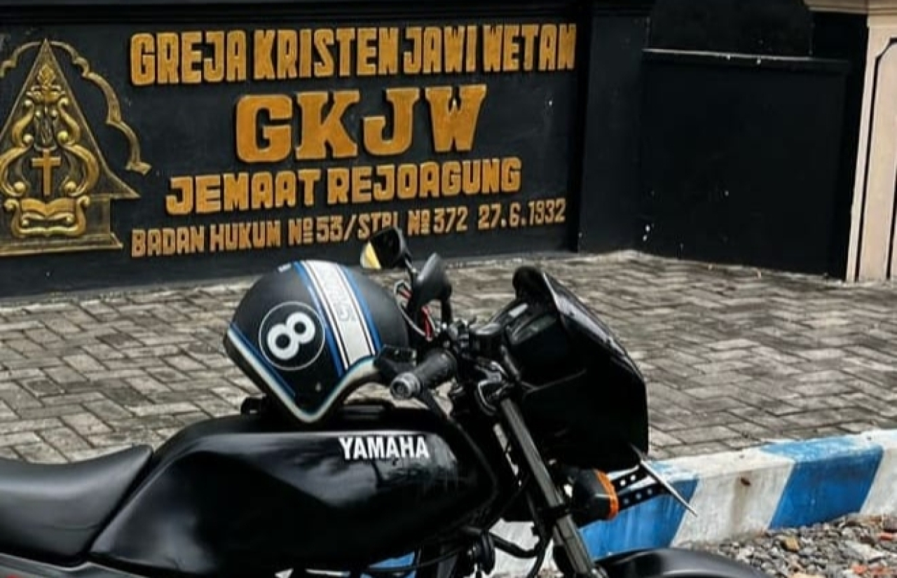 Komunitas Jember RX King Community (Jekco) melaksanakan baksos di sejumlah tempat, termasuk gereja. foto: ayojatim