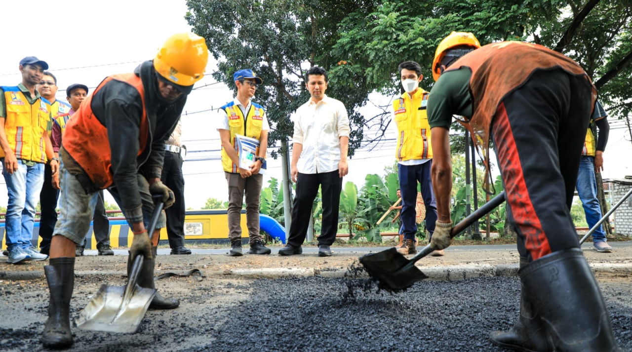 Mas Wagub Emil mengecek proses penambalan jalan yang berada di Poros Nasional Pantura Lamongan-Babat.foto: humprov/ayojatim