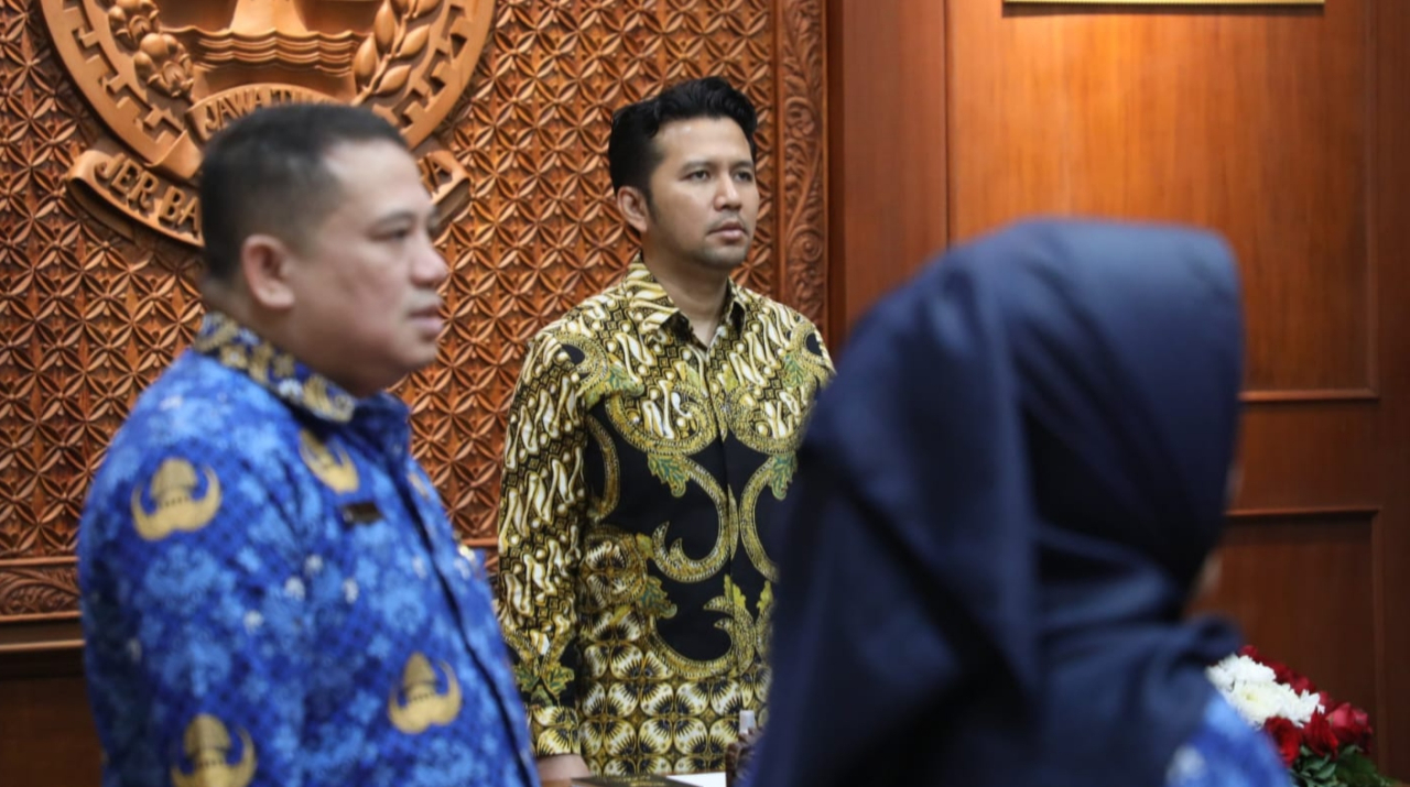 Wagub Emil Dardak usai mengikuti penandatangan MoU melalui zoom meeting di Gedung Negara Grahadi. foto: humprov/ayojatim