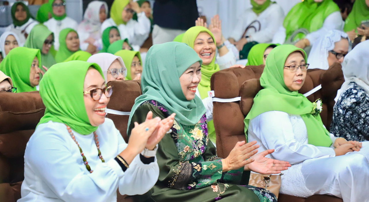 Gubernur Khofifah antusias menyaksikan penampilan peserta Pesantren Ramadan Balita PP Muslimat NU, yang juga diikuti oleh Aila sang cucu pertama. foto: MNU for ayojatim