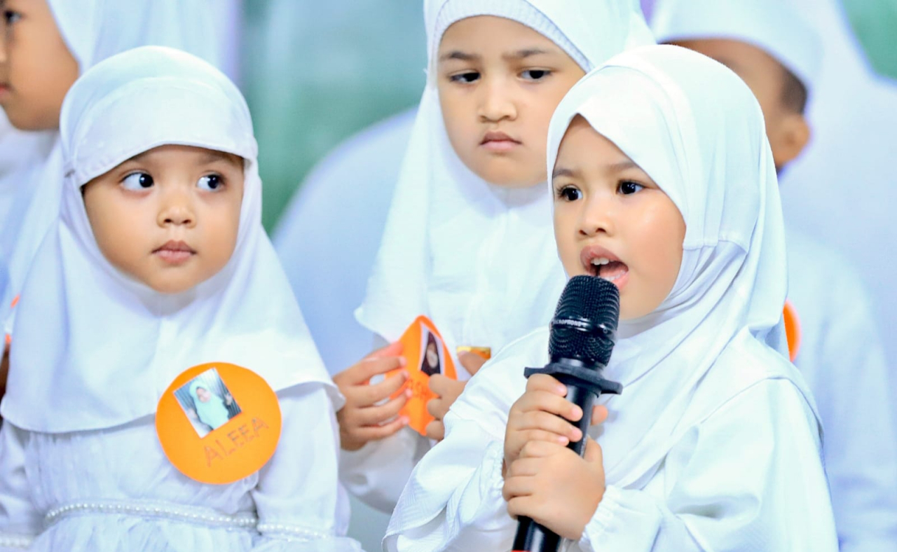 Aksi Menggemaskan Aila, Cucu Khofifah Di Pentas Penutupan Pesantren Ramadan Balita PP Muslimat NU