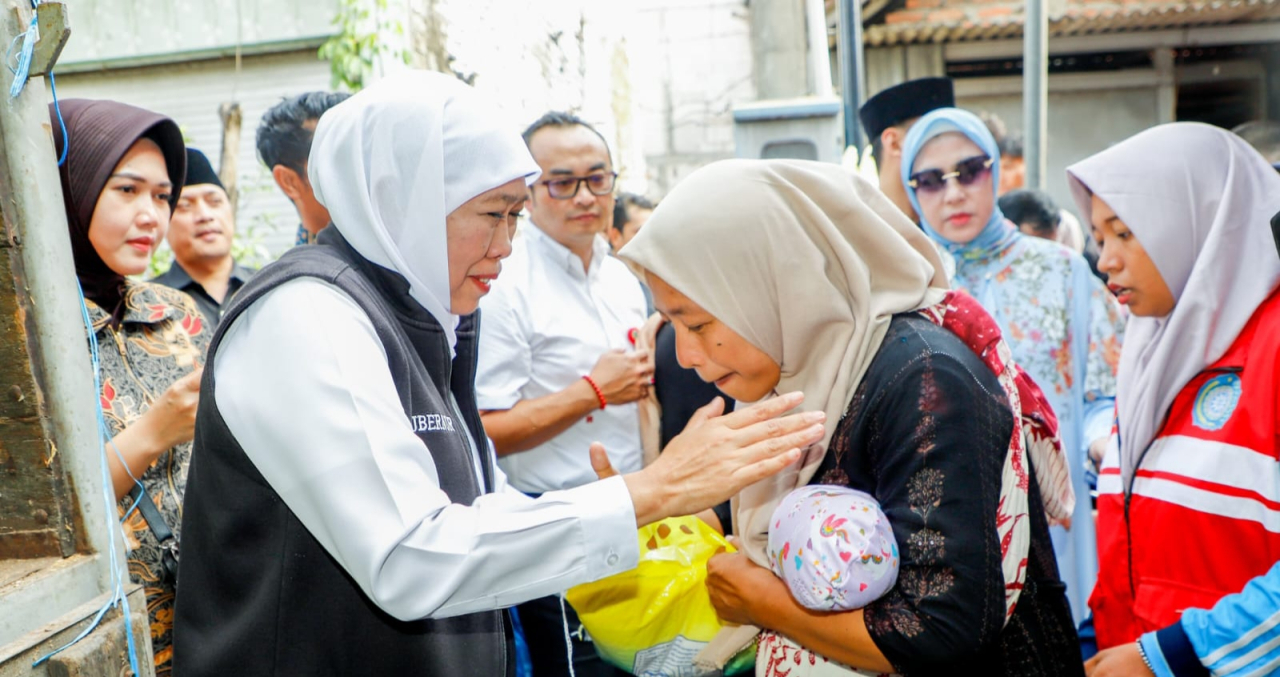 Gubernur Khofifah Tinjau Pasar Pangan Ramadan dan Serahkan Zakat Pribadi ke Warga Bulak Banteng