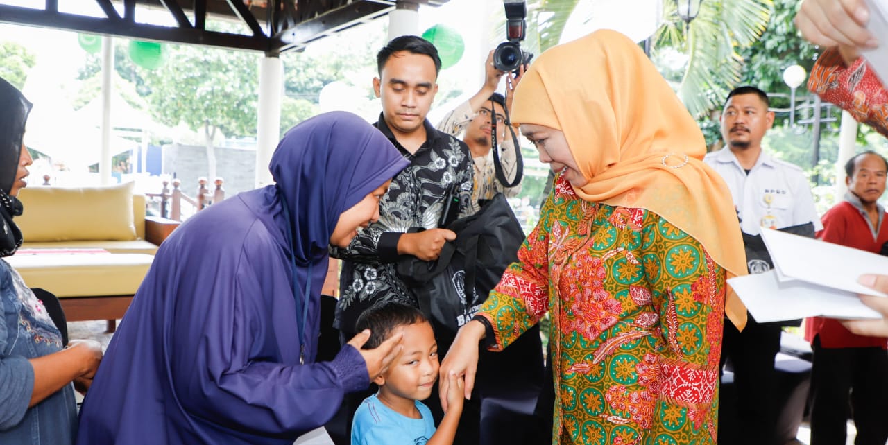 Gubernur Khofifah berbagi kebahagiaan dengan membagikan paket sembako kepada 200 masyarakat tak mampu yang tinggal di sekitar Gedung Negara Grahadi, Surabaya. foto: Khofifah for ayojatim