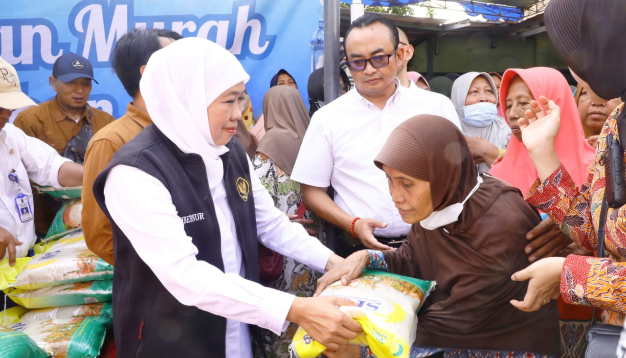 Gubernur Khofifah Meninjau Pasar Pangan Murah Ramadan di Sedati Sidoarjo