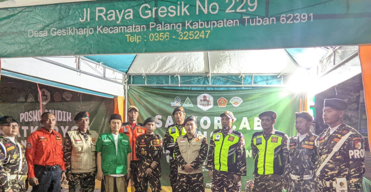 Ketua GP Ansor Tuban, Kiayi Haji Abdul Muis didampingi Kepala Satkorcab Banser dan Satkoryon dan Satkorkel saat apel launching Posko Mudik 2025. foto: Ansor Tuban for ayojatim.