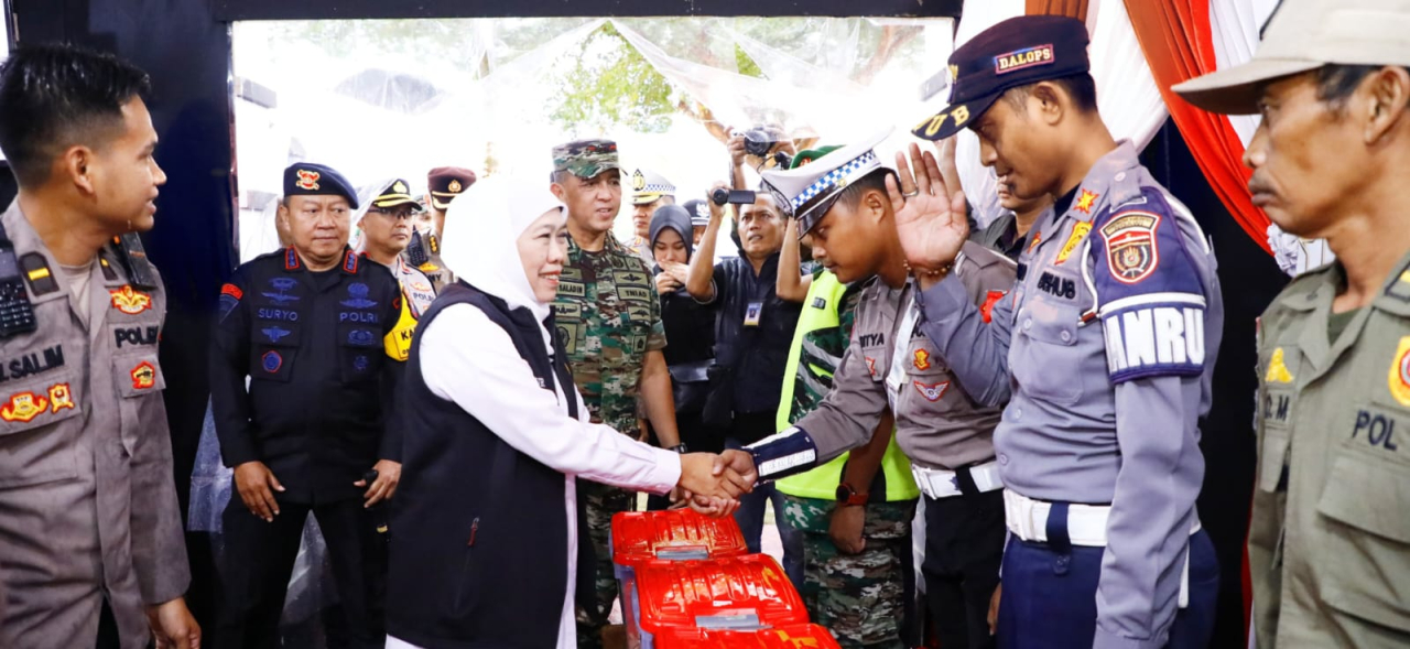 Gubernur Khofifah bersama Kapolda Jatim Irjen Pol Nanang Avianto dan Pangdam V Brawijaya Mayjend TNI Rudy Saladin melakukan pemantauan arus mudik lebaran tahun 2025 di Banyuwangi dan Ngawi. foto: Khofifah for ayojatim