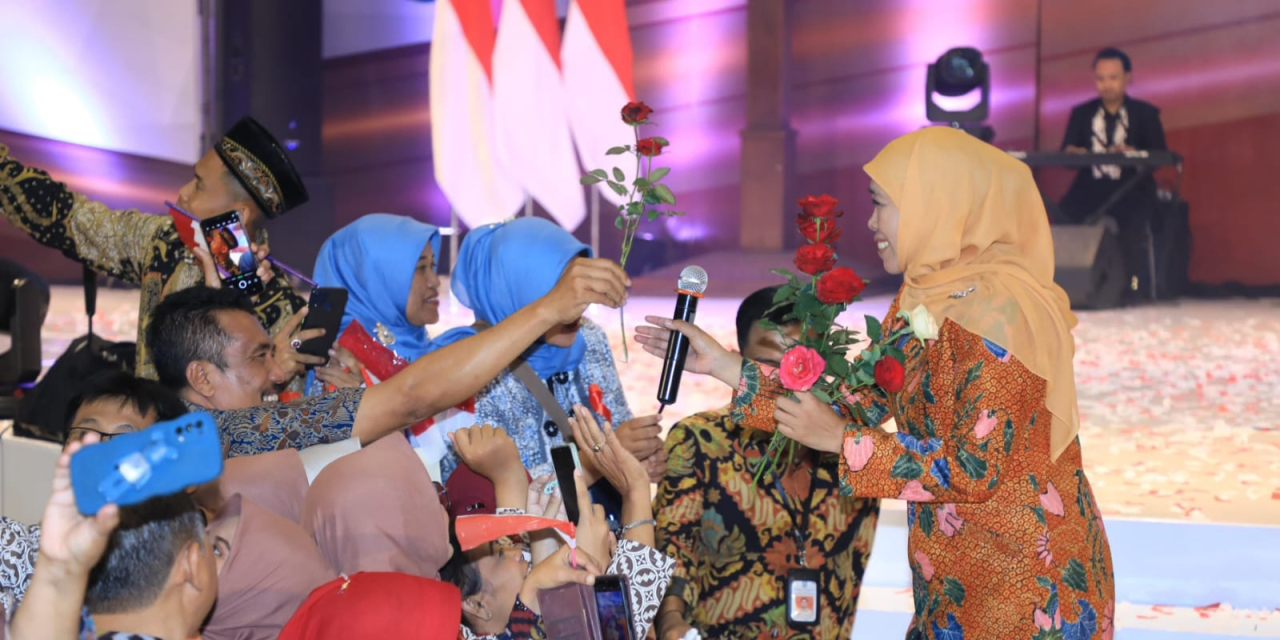 Gubernur Khofifah Cairkan THR Guru Rp 412,6 Miliar. foto: humprov for ayojatim