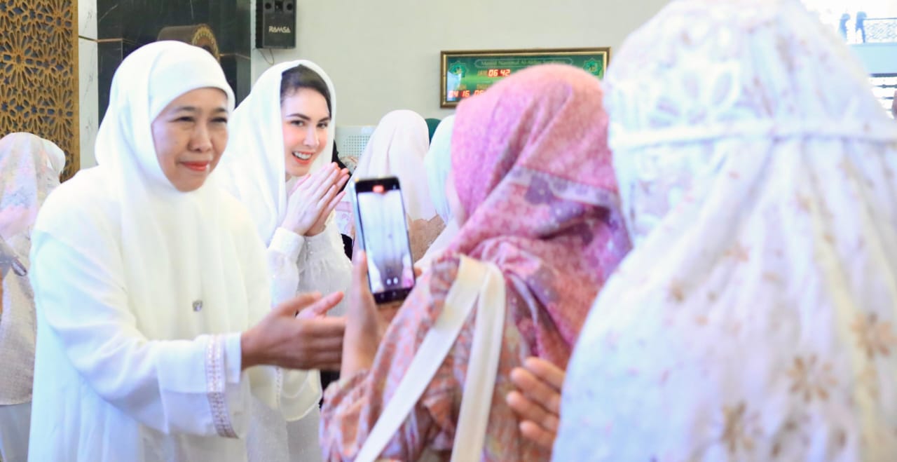 Gubernur Khofifah bersama Ketua TP PKK, Arumi Bachsin bersilaturahmi dengan jamaah usai sholat Ied di Masjid Al Akbar Surabaya. foto: KIP for ayojatim
