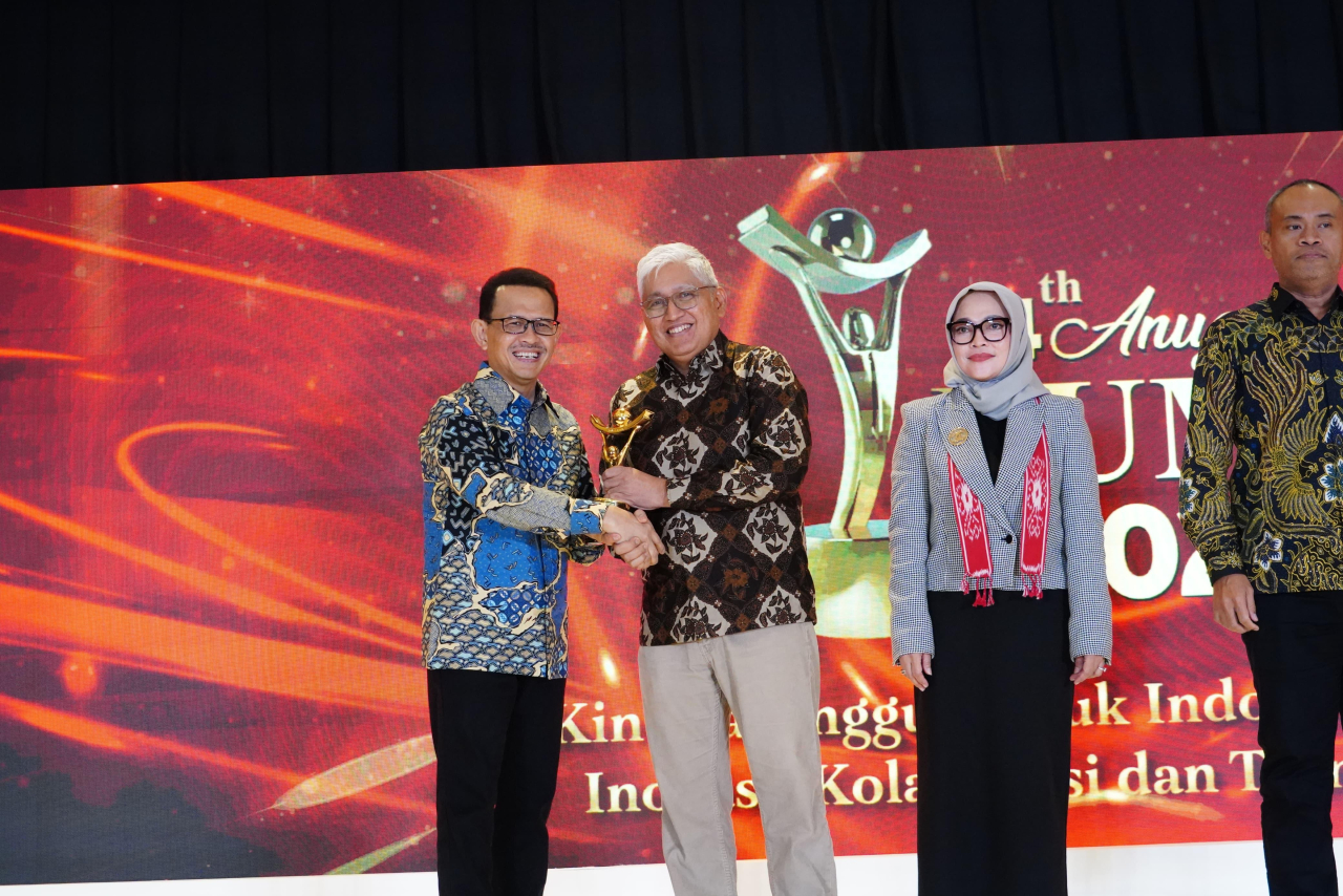 Hendy Helmy selaku Direktur Utama KAI Wisata menerima penghargaan sebagai Best CEO In Operational Excellence Leader, pada14th Anugerah BUMN 2025. Foto/KAI Wisata-Ayojatim