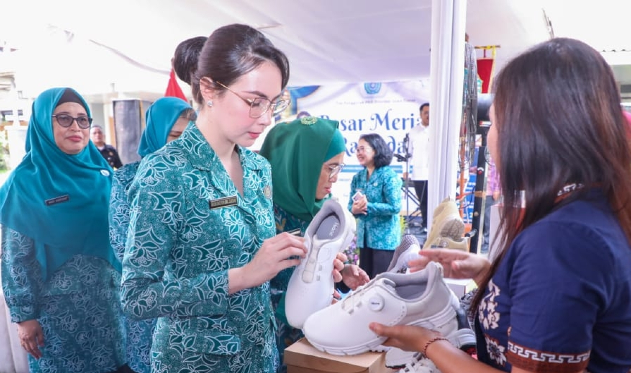 Arumi Bachsin Ketua TP PKK Jawa Timur melihat sepatu yang dijual dalam Bazar Meriah Ramadan 1446 H di kantor TP PKK Jatim. foto: humprov/ayojatim