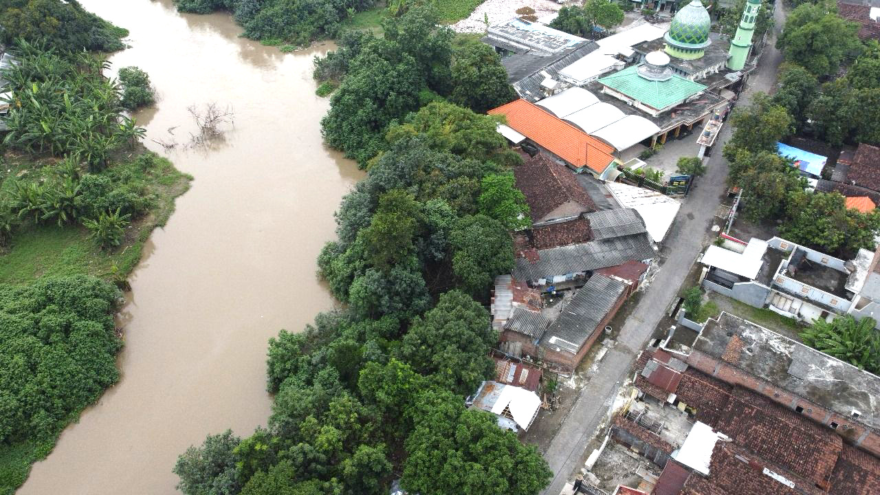 Bangunan Liar Ancam Ekosistem Kali Surabaya, AKAMSI Desak Tindakan Tegas