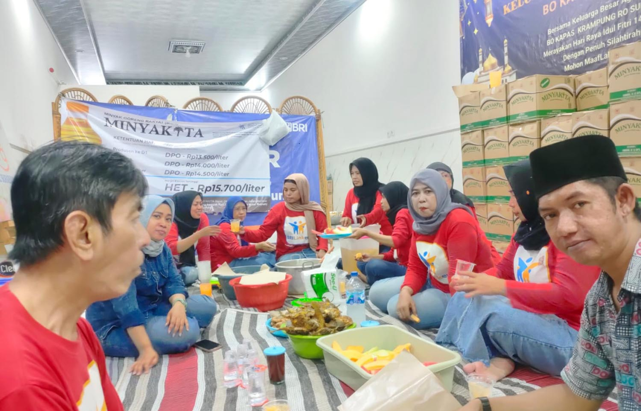BRI Link menggelar acara bagi-bagi takjil dan buka puasa bersama di Jalan Platuk No. 109, Surabaya, pada Jumat (14/3/2025). Foto/Ayojatim