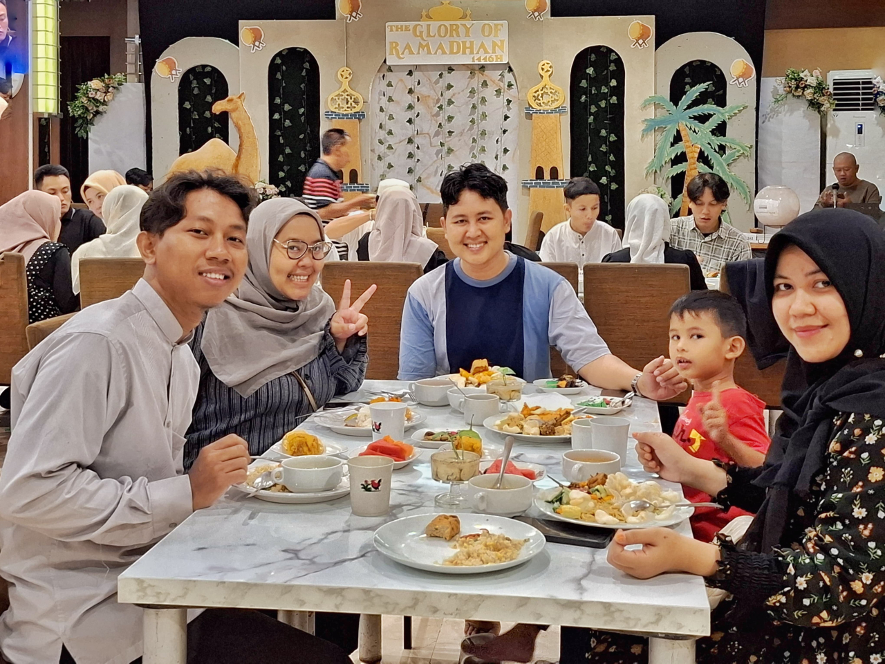 Momen berbuka puasa semakin istimewa dengan sajian "The Glory of Ramadhan 2025" di  Country Heritage Resort Hotel Surabaya. Foto/Ayojatim