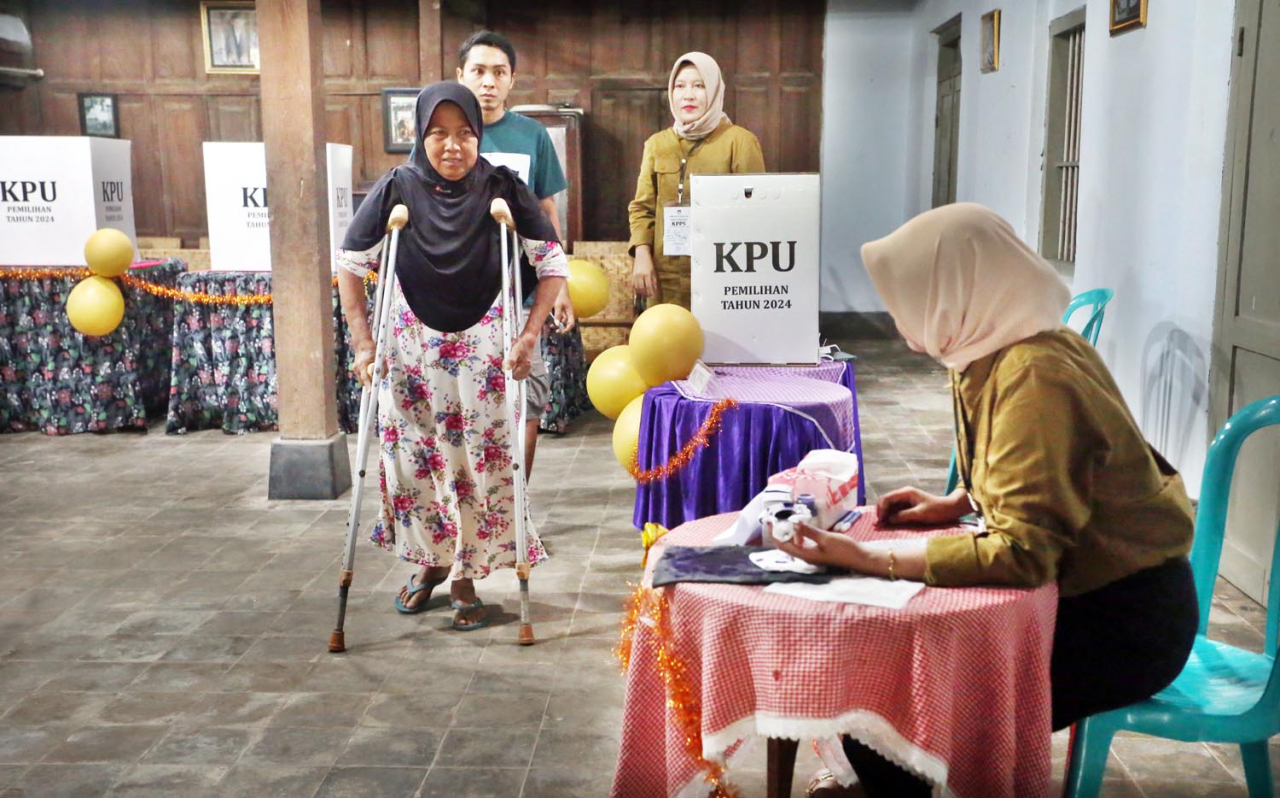 Warga menggunakan hak pilih di TPS 001 Desa Kinandang, Kecamatan Bendo, Kabupaten Magetan, Jawa Timur, Sabtu (22/3/2025). Foto/Ali Masduki