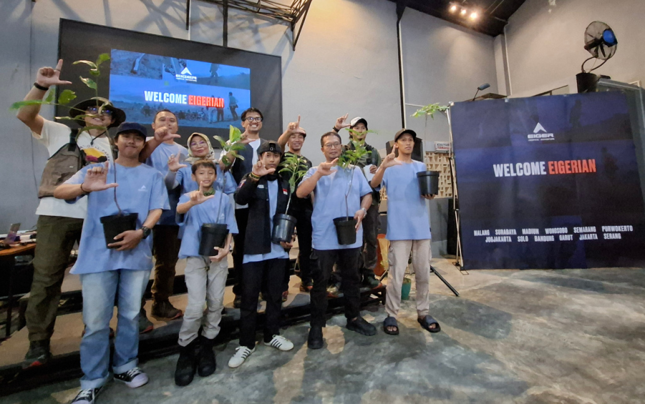 Jelang waktu berbuka puasa, EIGERIAN Madiun diresmikan dengan seremoni pemberian bibit pohon. Foto/Ayojatim